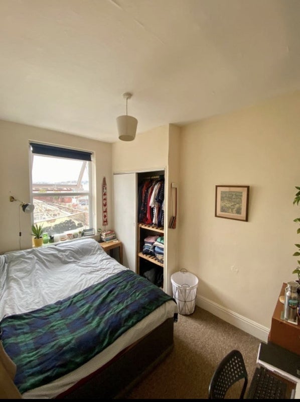 Room Ashton Road in Bristol