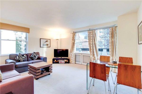 Flat Weymouth Street in London