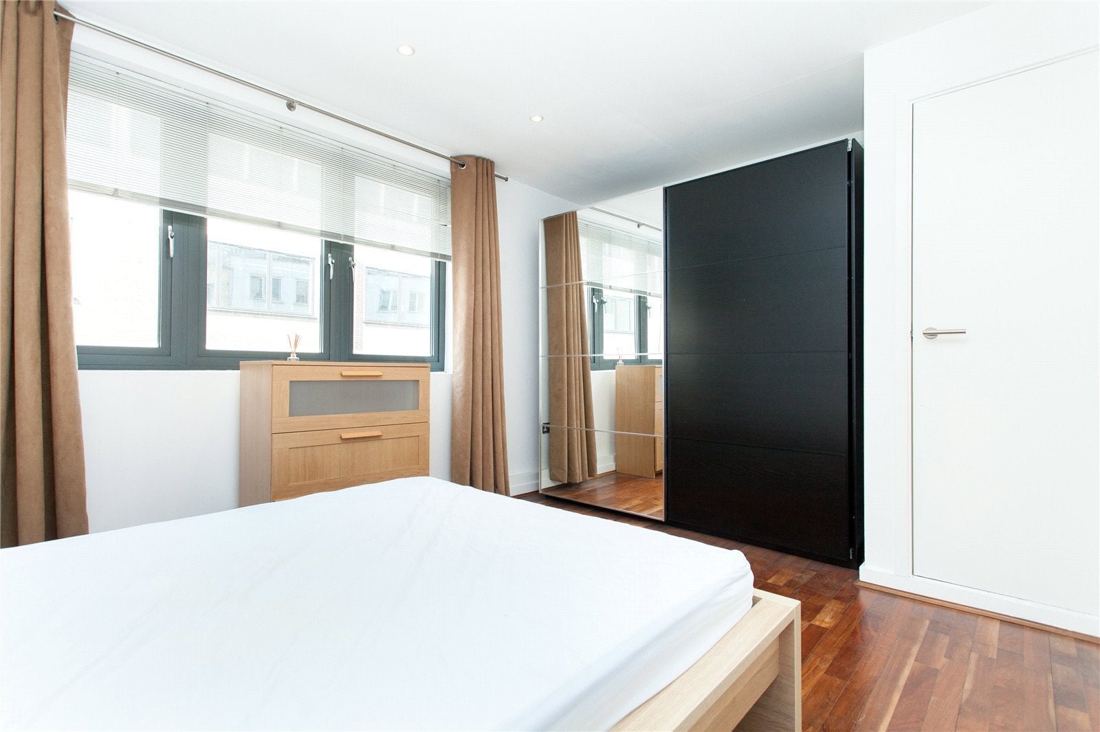 Flat Goswell Road in Greater London