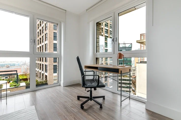 Flat Leman Street in Greater London