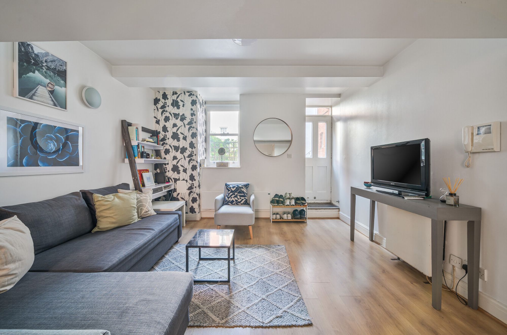 Flat Clapham Road in Greater London