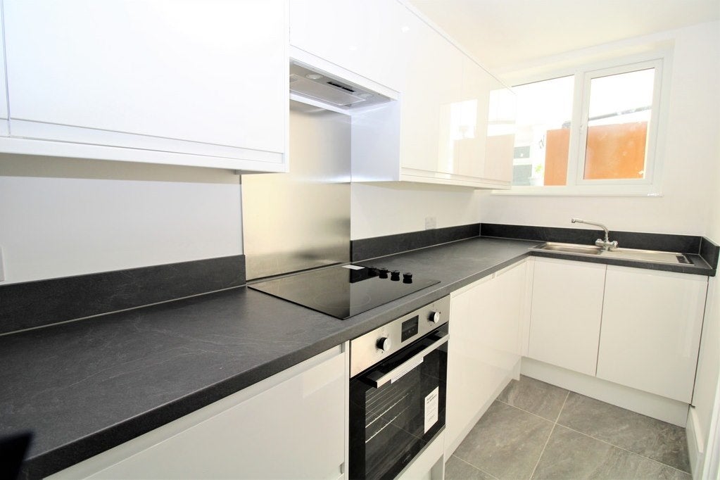 Flat Ewell Road in Greater London