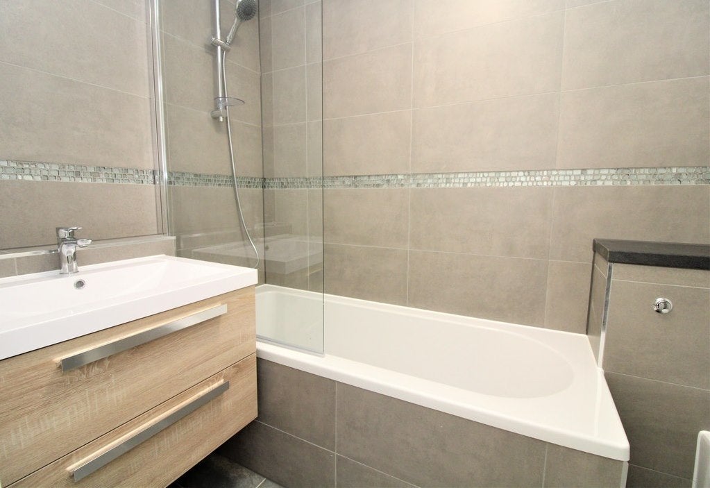 Flat Ewell Road in Greater London