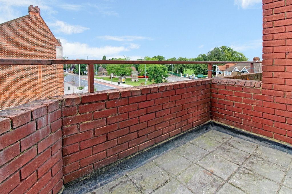 Flat Ewell Road in Greater London
