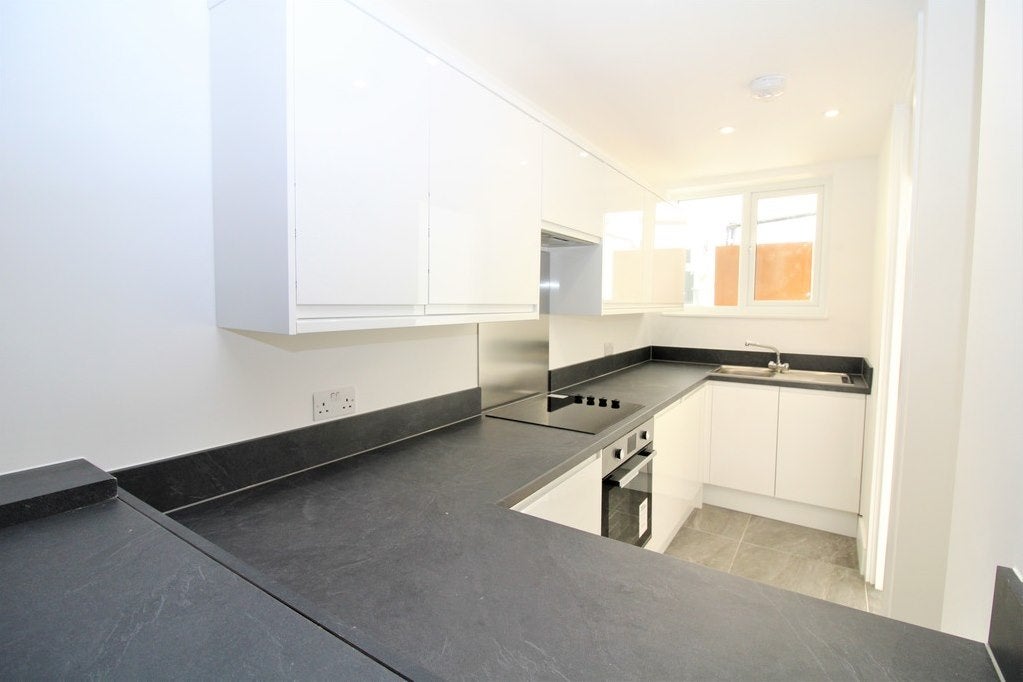 Flat Ewell Road in Greater London