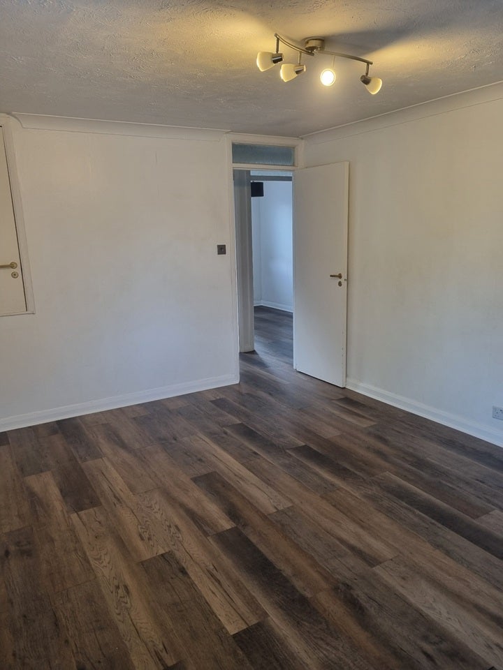 Flat Connaught Gardens in Greater London