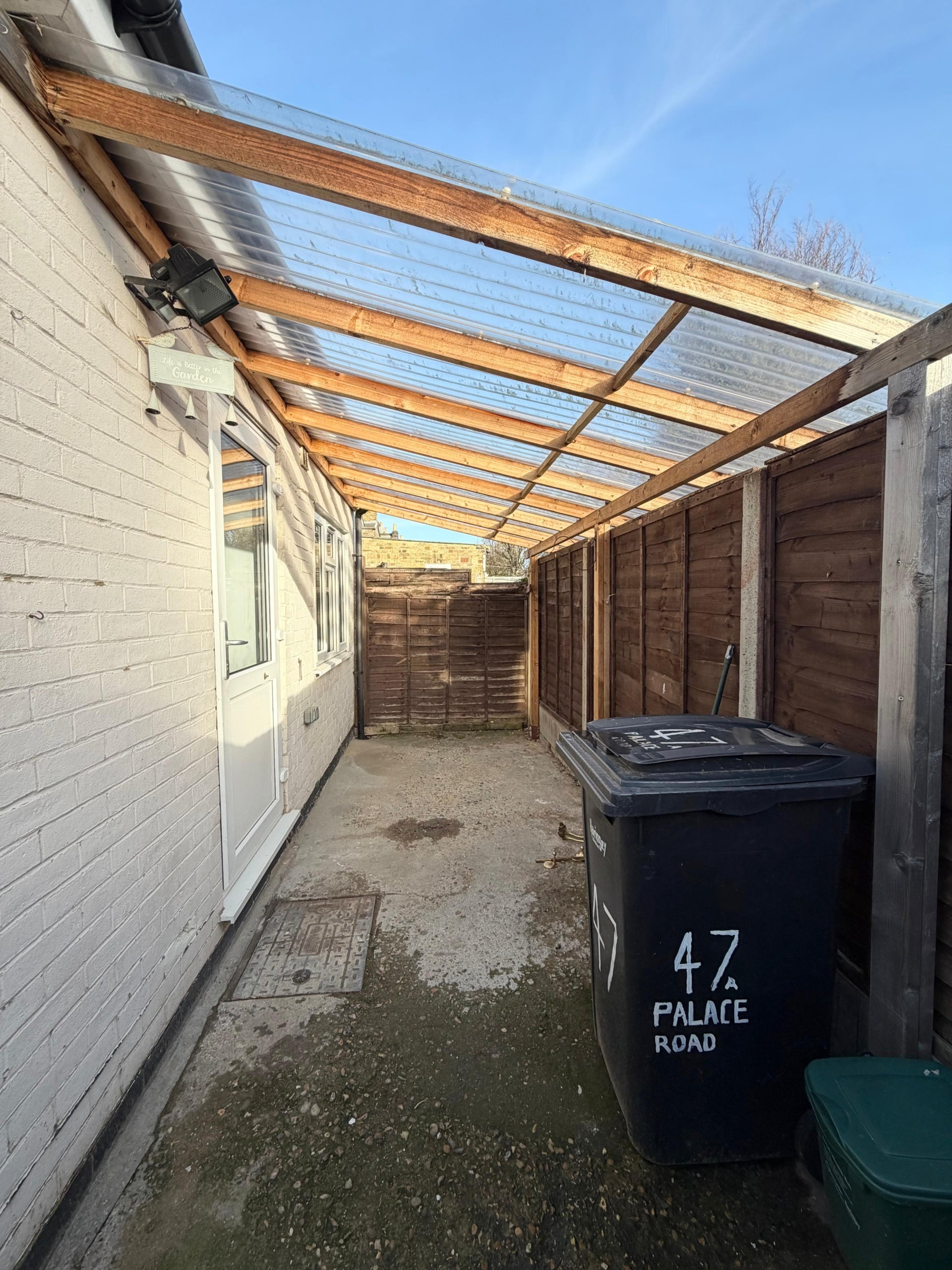 Flat Bailey Close in Greater London