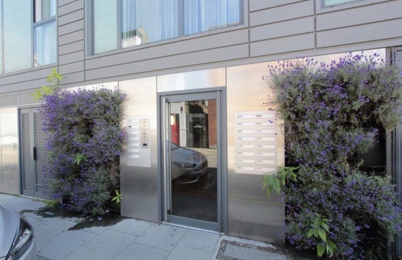 Room Commercial Road in Greater London