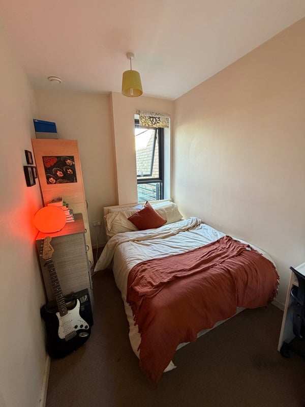 Room Commercial Road in Greater London