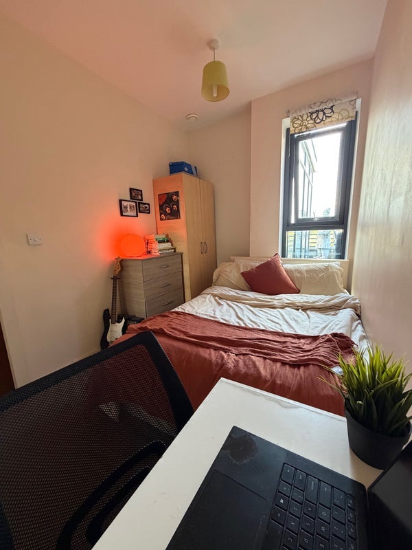Room Commercial Road in Greater London