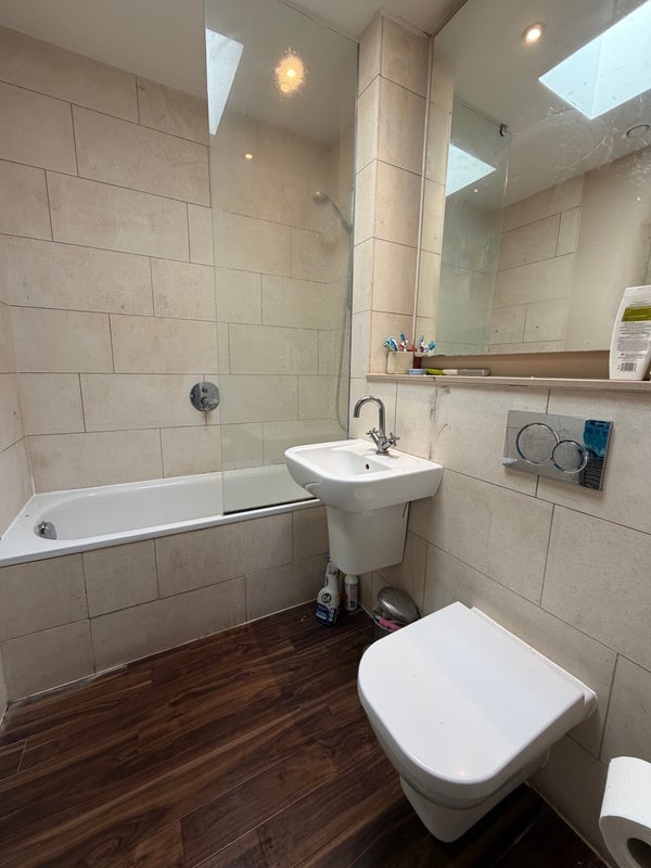 Room Commercial Road in Greater London