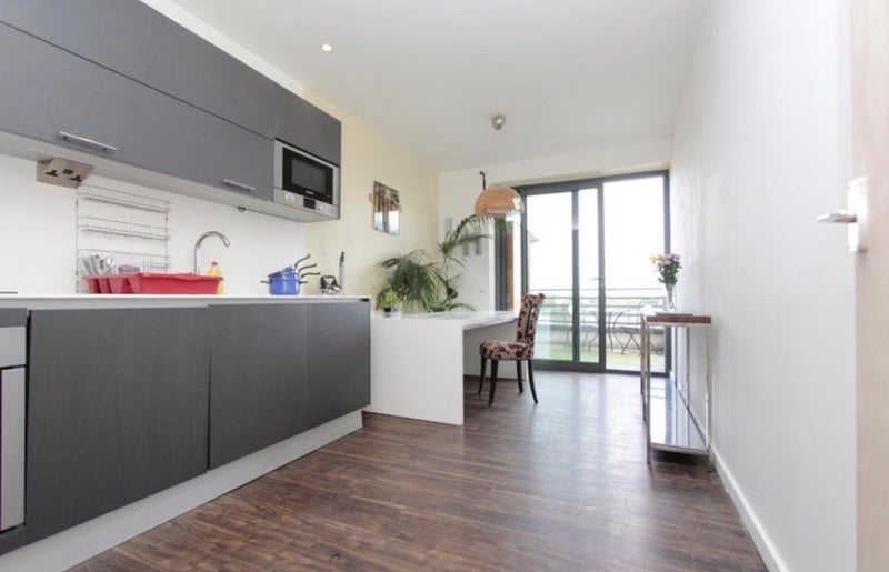 Room Commercial Road in Greater London