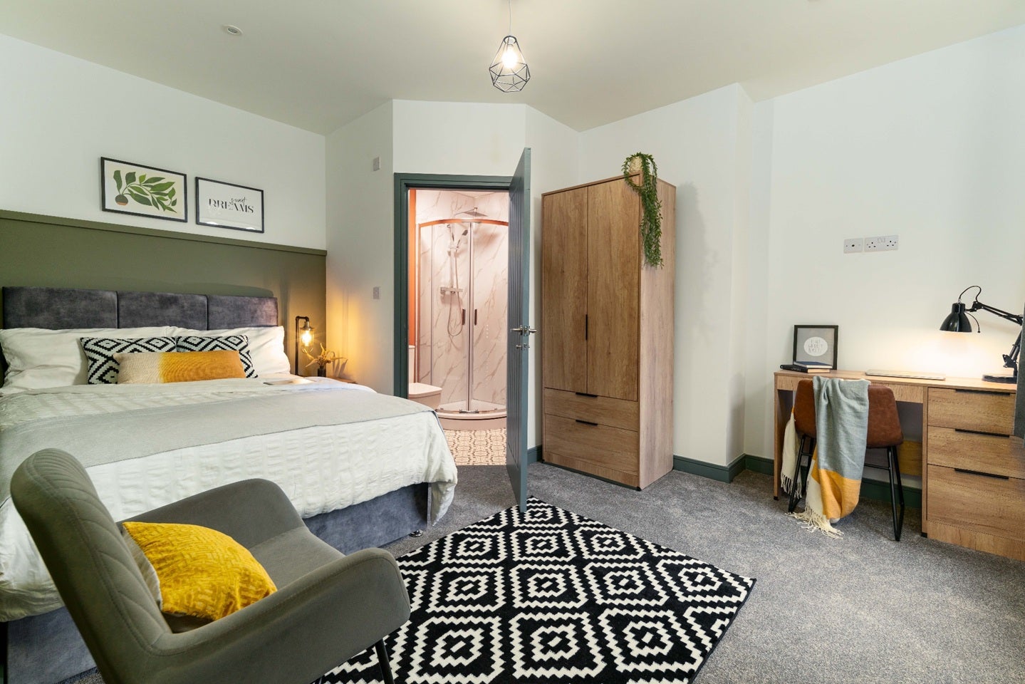 Room Manchester Road West in Salford