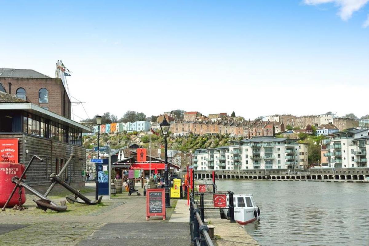 Flat Gas Ferry Road in Bristol