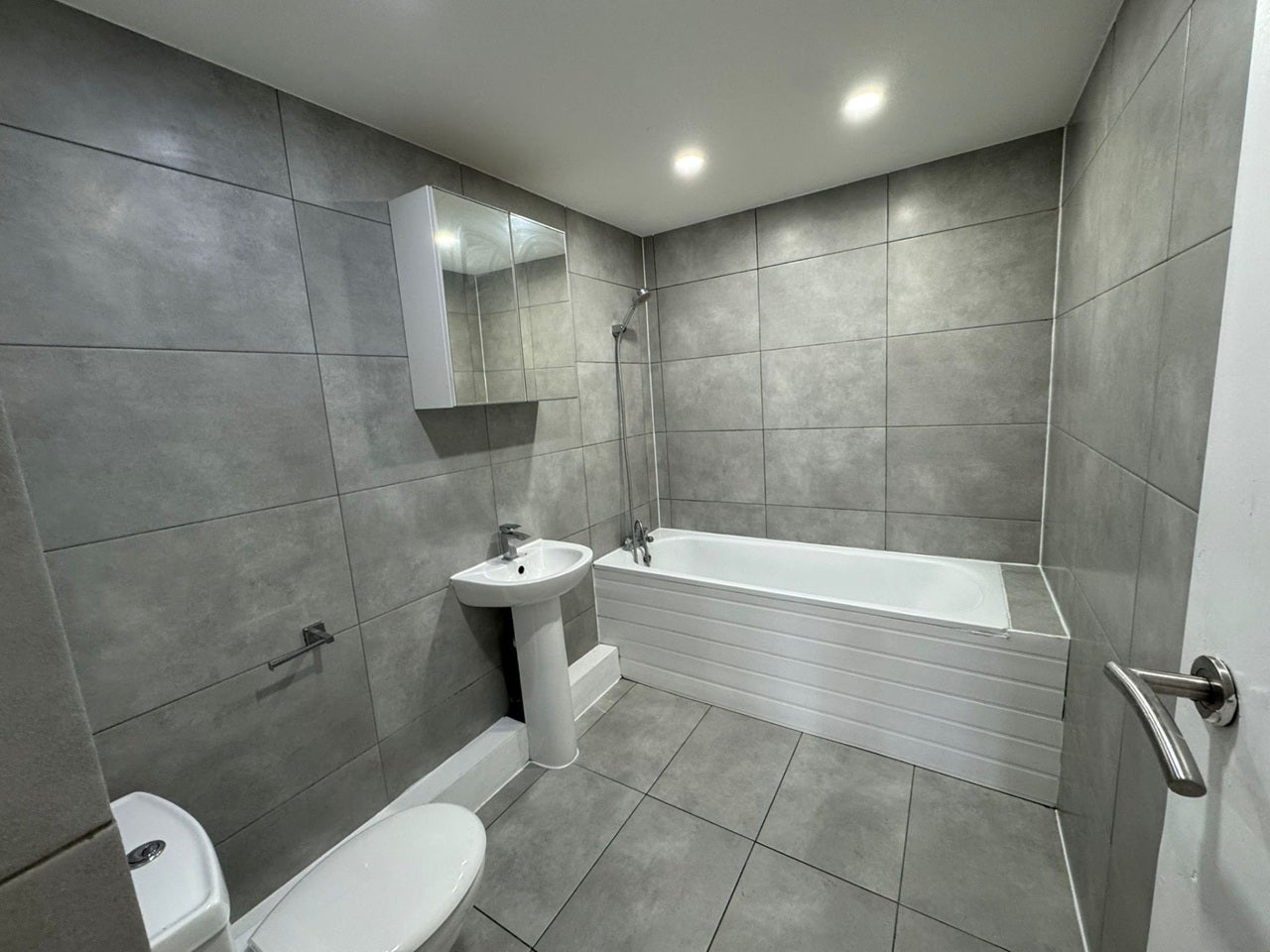 Flat Alice Way in Greater London