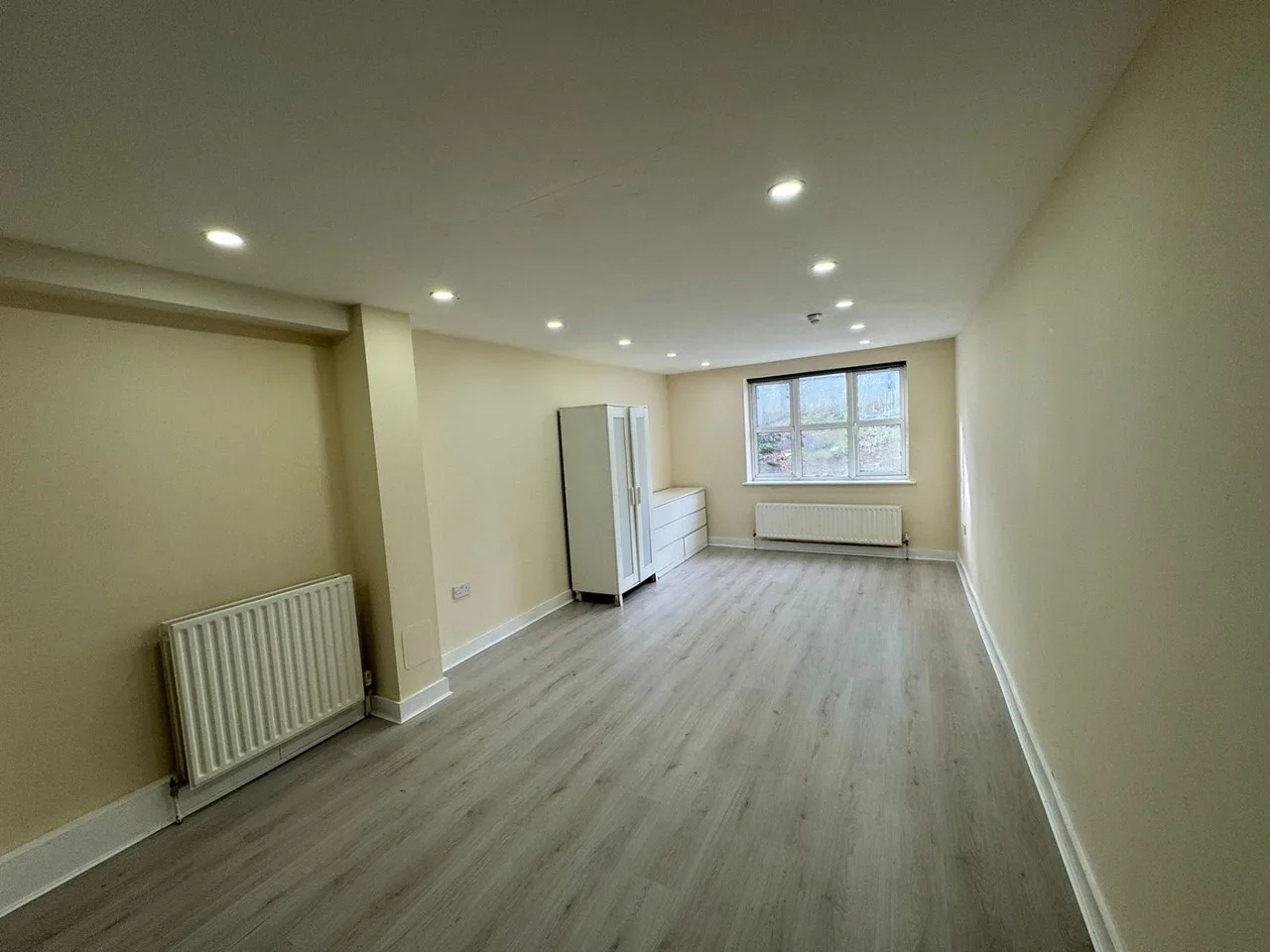 Flat Alice Way in Greater London