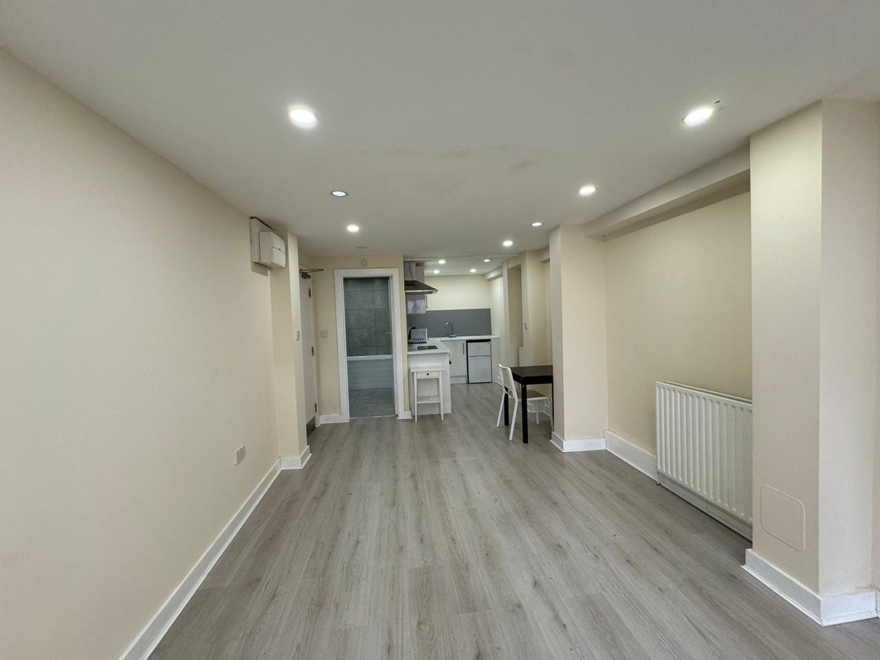 Flat Alice Way in Greater London