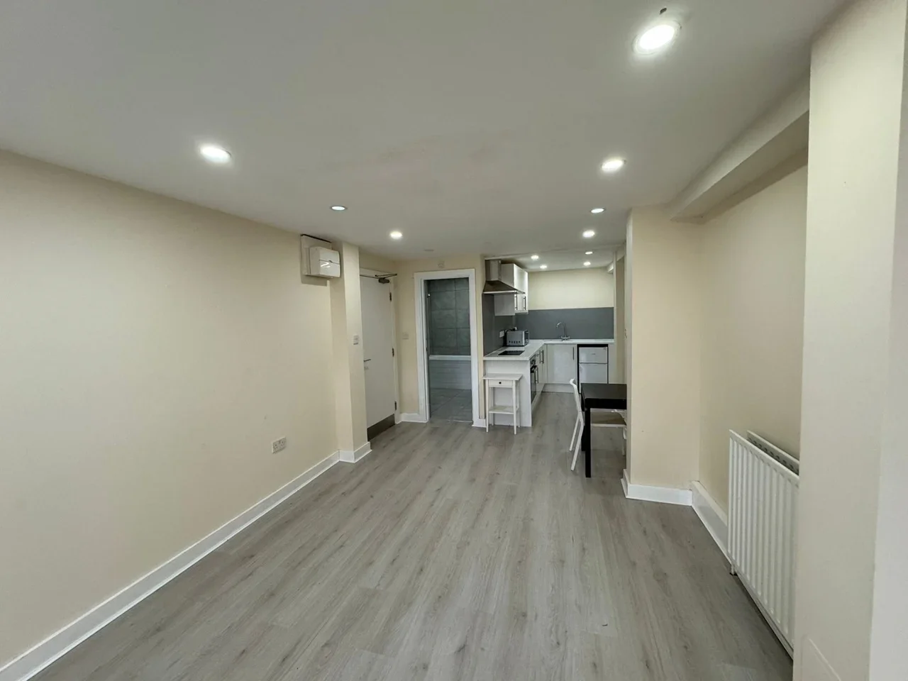 Flat Alice Way in Greater London