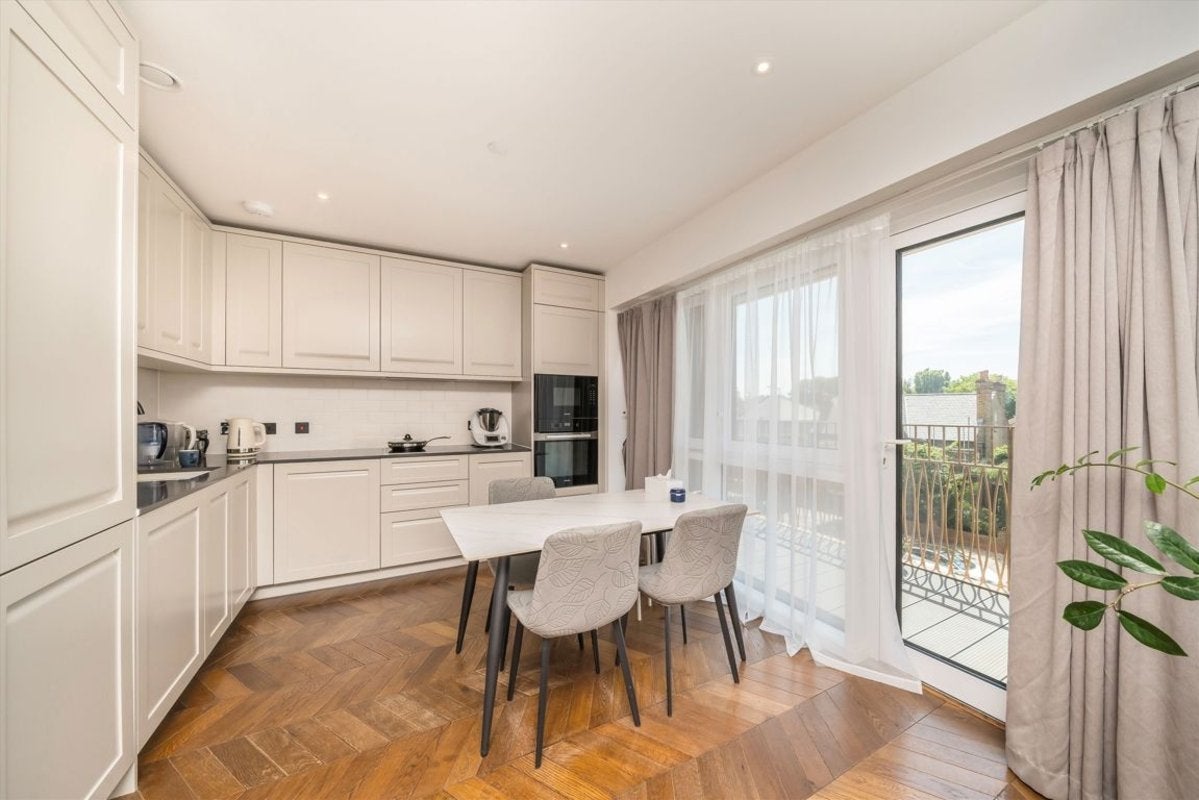 Flat Wheatfield Way in Greater London