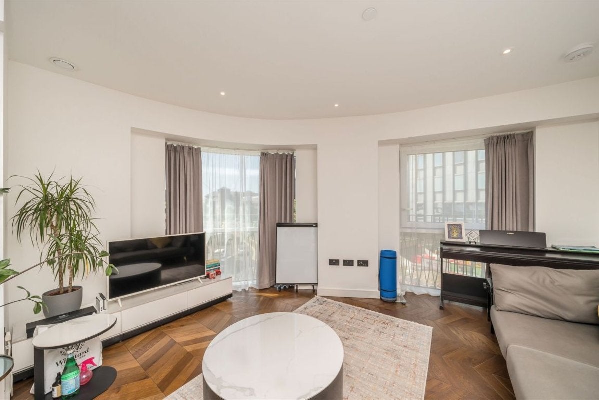 Flat Wheatfield Way in Greater London