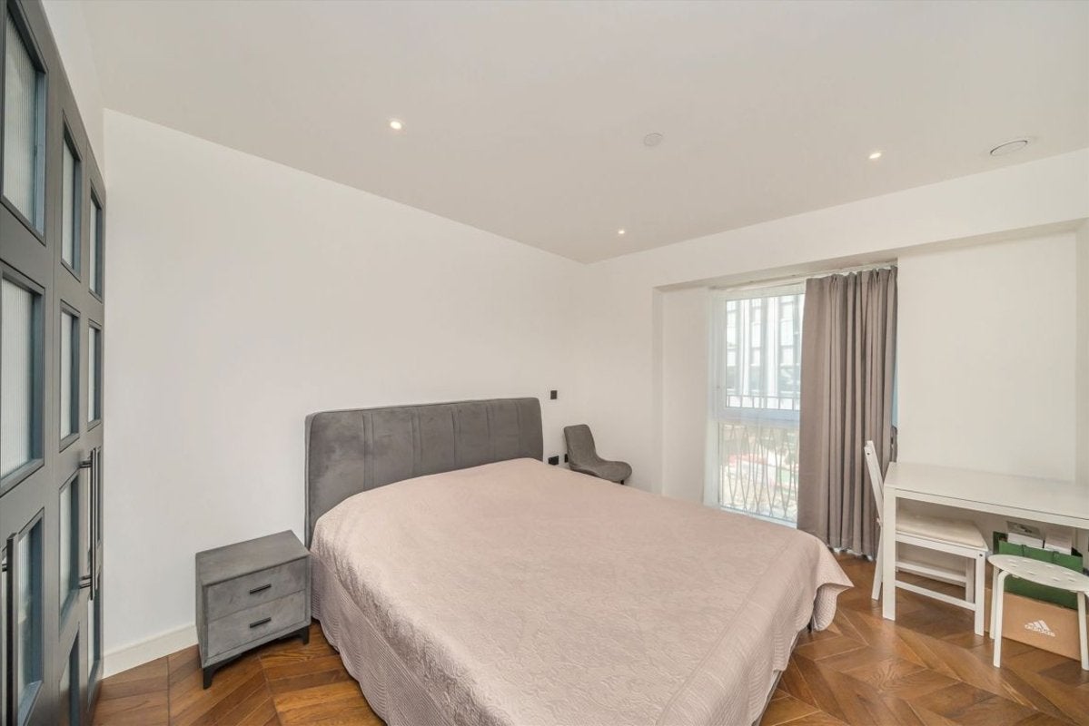 Flat Wheatfield Way in Greater London