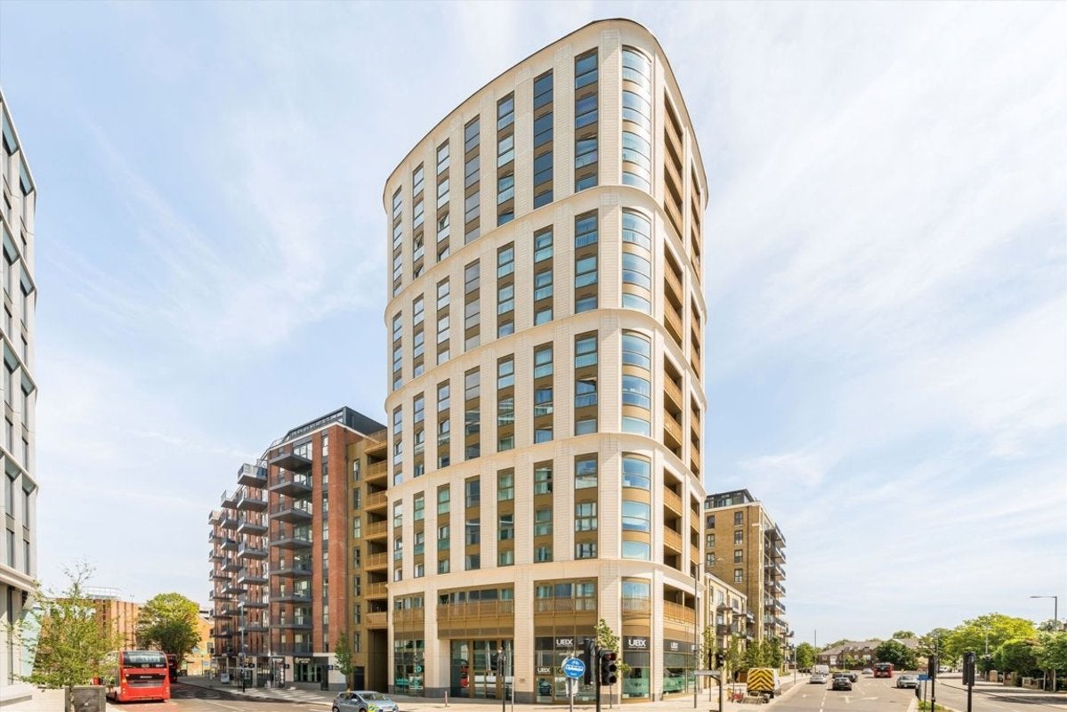 Flat Wheatfield Way in Greater London