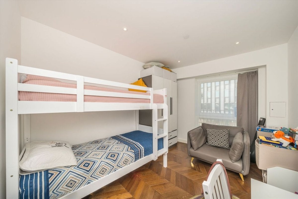 Flat Wheatfield Way in Greater London