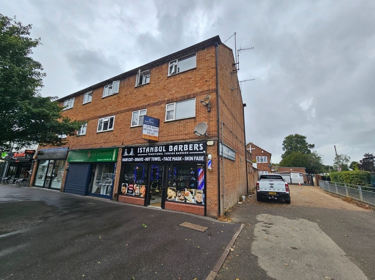 Flat High Street in Greater London