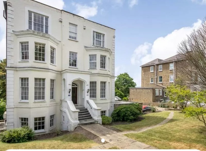 Room Manor Way in Greater London