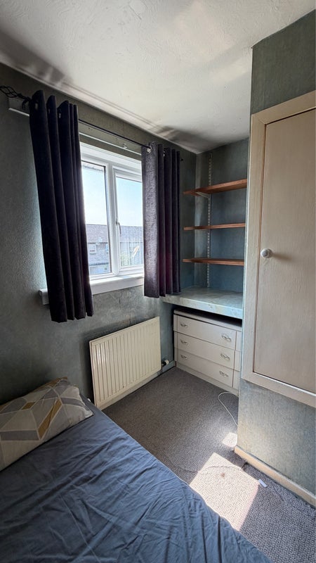 Room Alloway Drive in Kirkintilloch