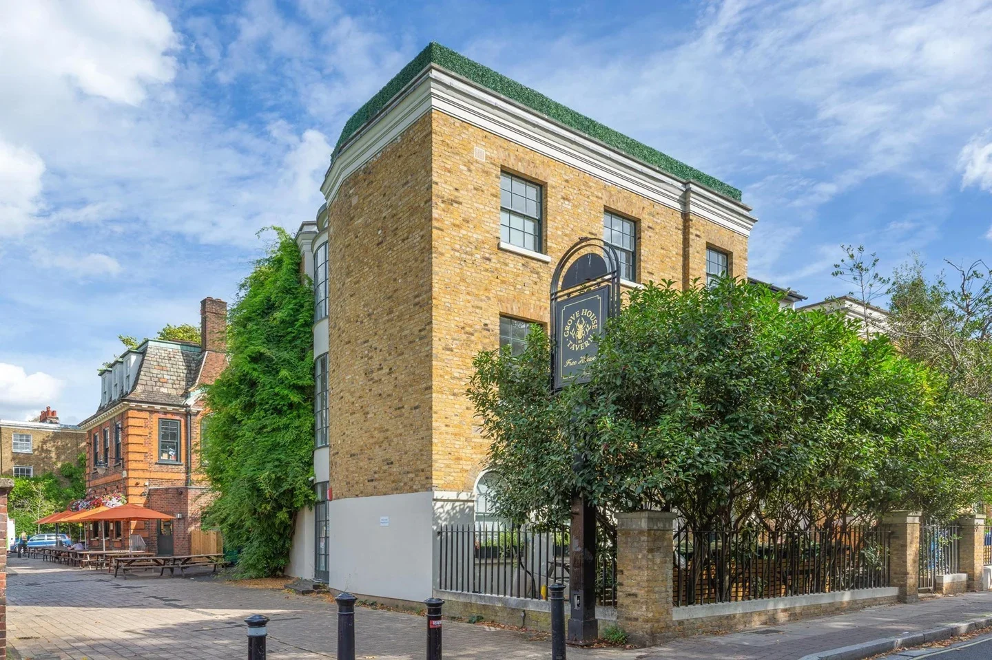 Flat Grove Lane in Greater London