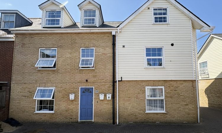 Flat Fairview Road in Borough of Swale