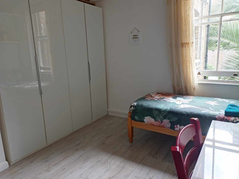 Room Uverdale Road in Greater London