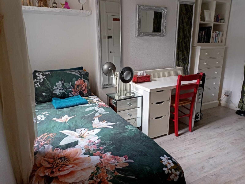 Room Uverdale Road in Greater London