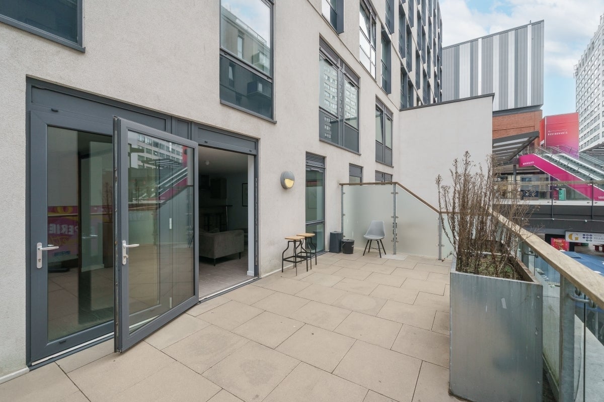 Flat Lakeside Way in Greater London