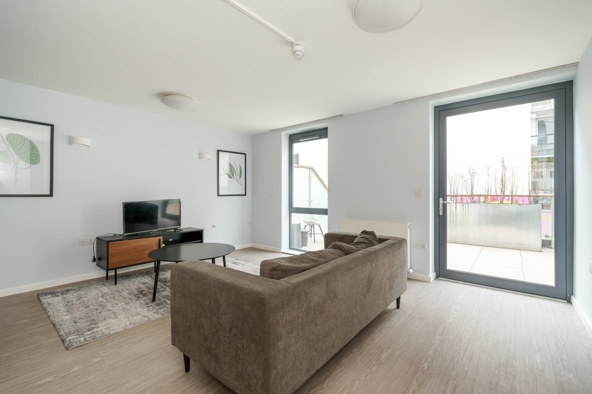 Flat Lakeside Way in Greater London