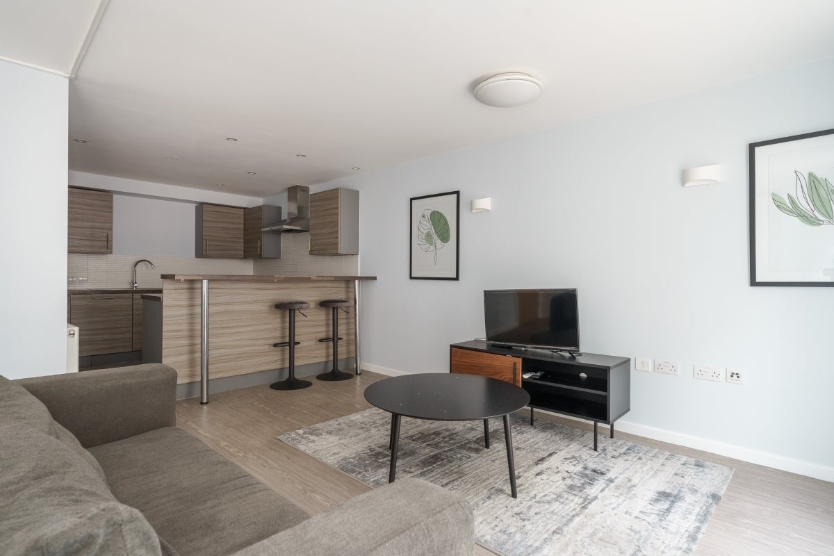 Flat Lakeside Way in Greater London
