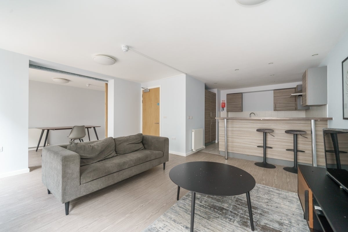 Flat Lakeside Way in Greater London