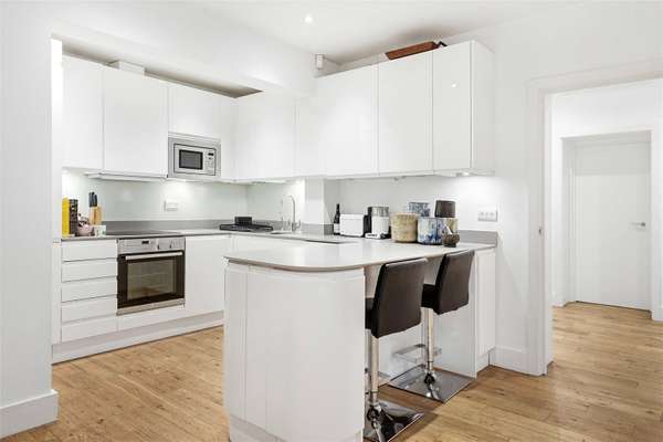 Flat Gloucester Road in Greater London
