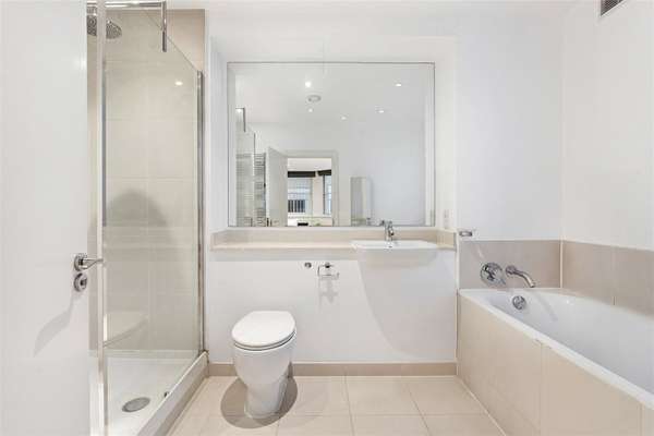 Flat Gloucester Road in Greater London