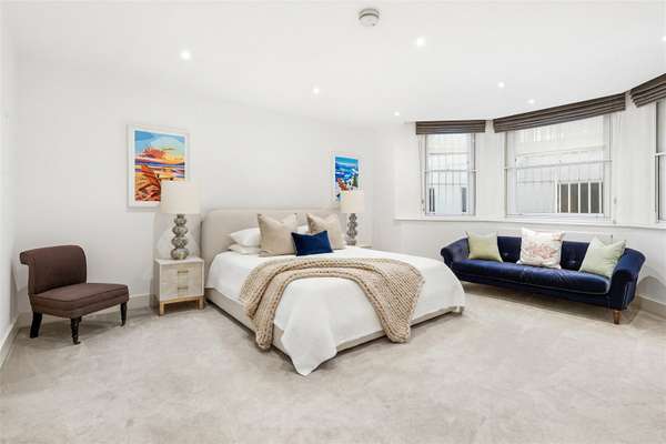 Flat Gloucester Road in Greater London