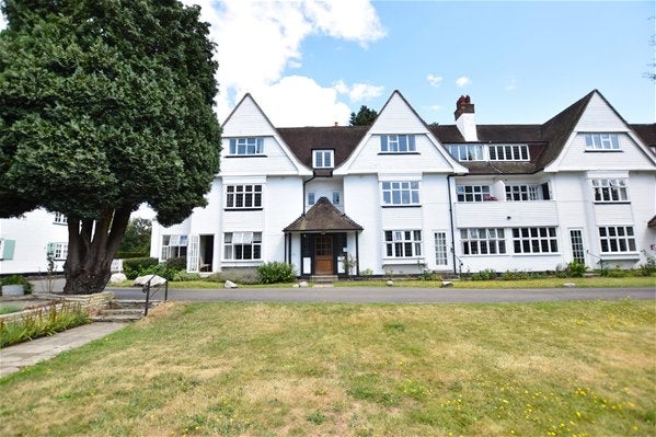 Flat Watts Road in Elmbridge