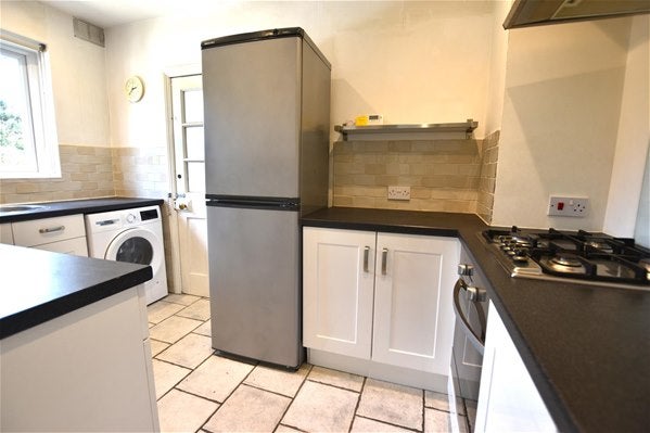 Flat Watts Road in Elmbridge