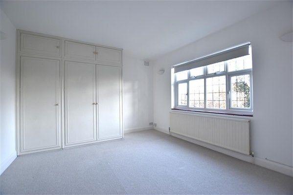 Flat Watts Road in Elmbridge