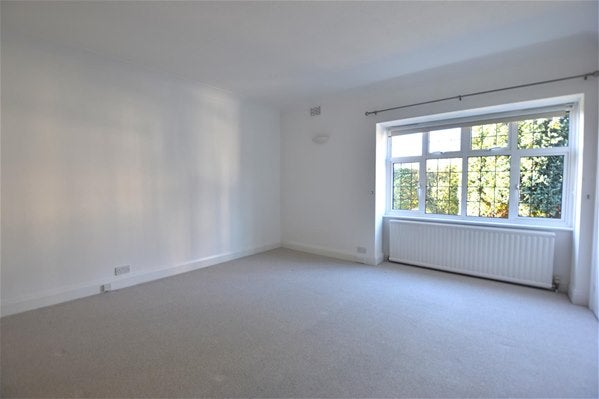 Flat Watts Road in Elmbridge