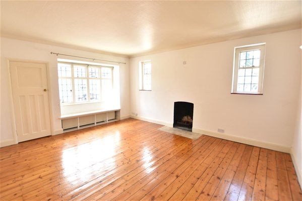 Flat Watts Road in Elmbridge