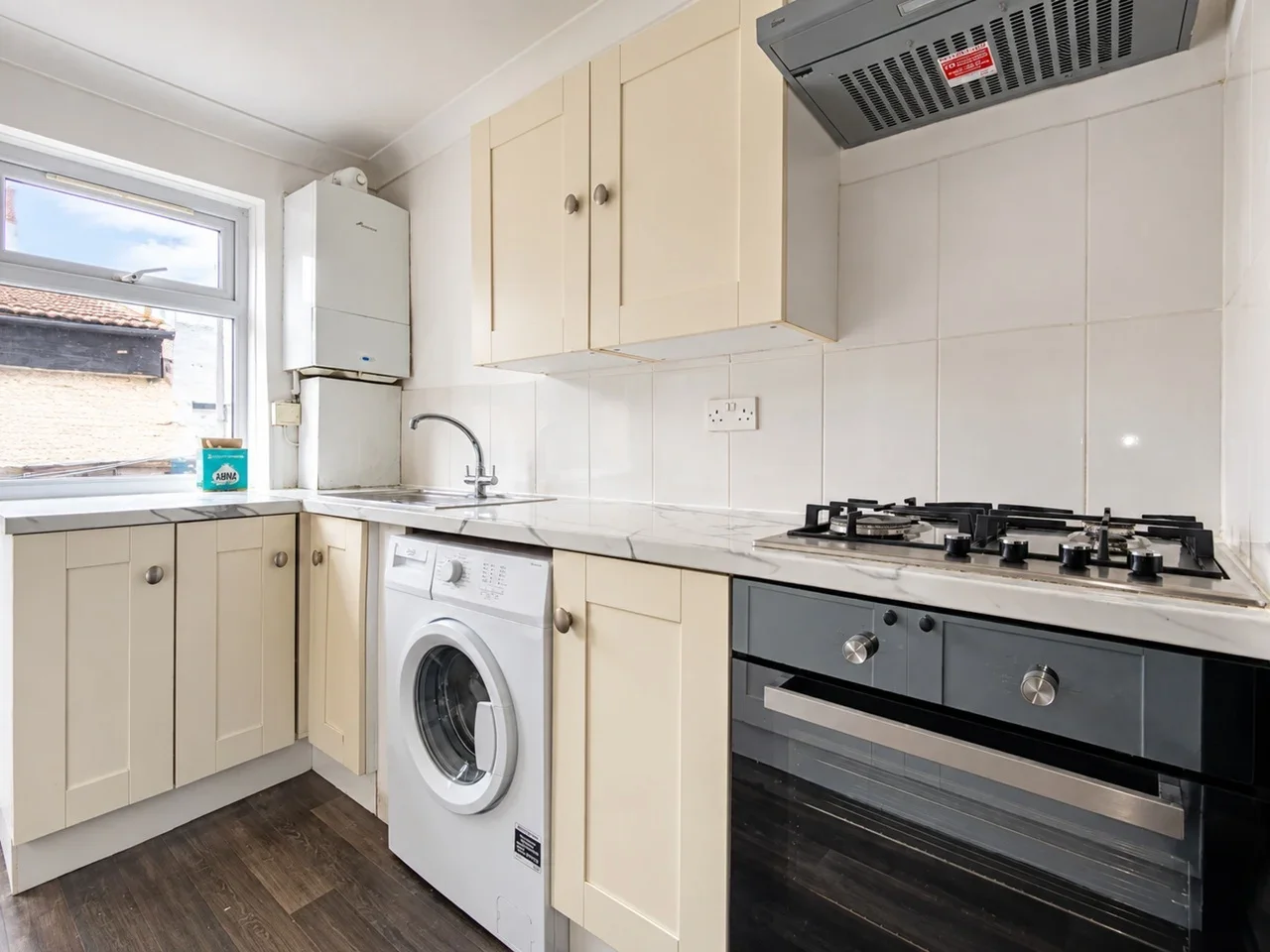 Flat Leader Avenue in Greater London