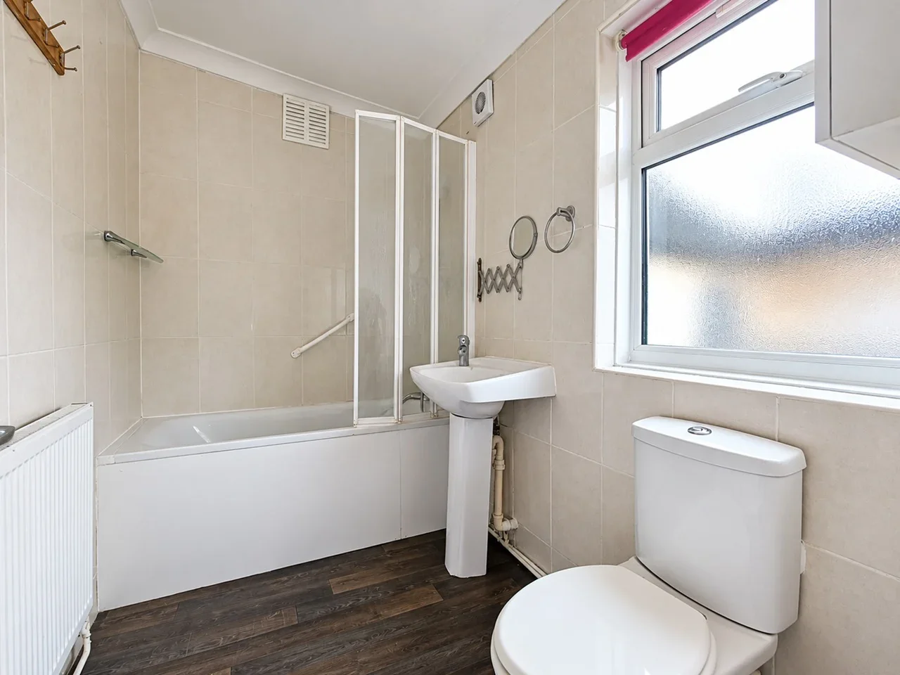 Flat Leader Avenue in Greater London