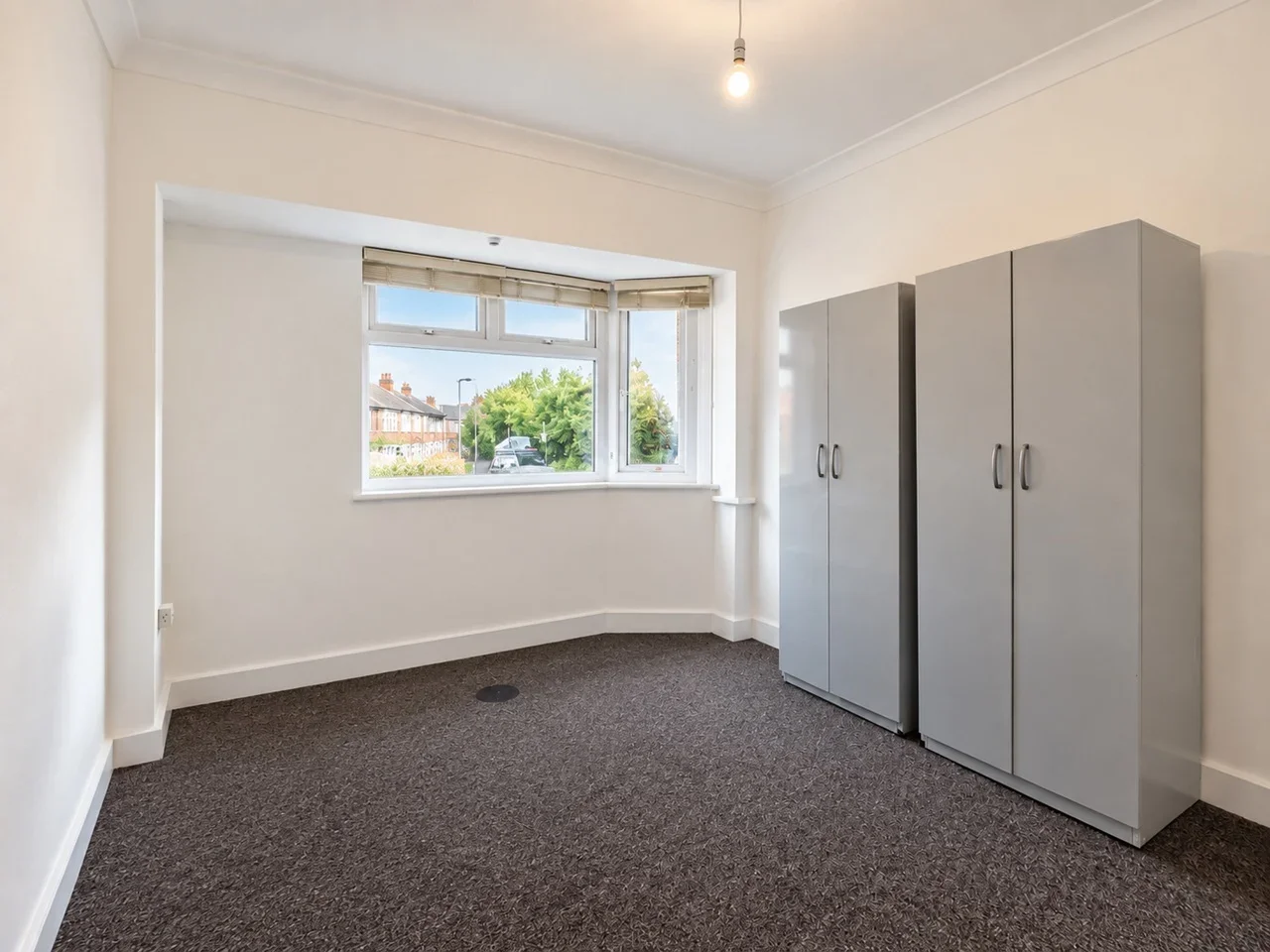Flat Leader Avenue in Greater London