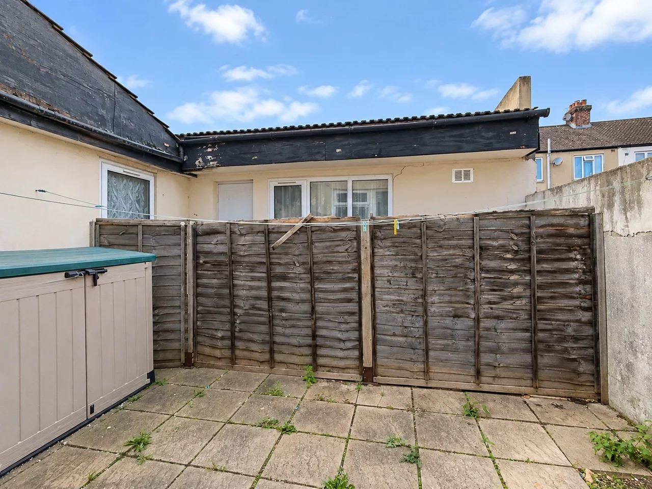 Flat Leader Avenue in Greater London